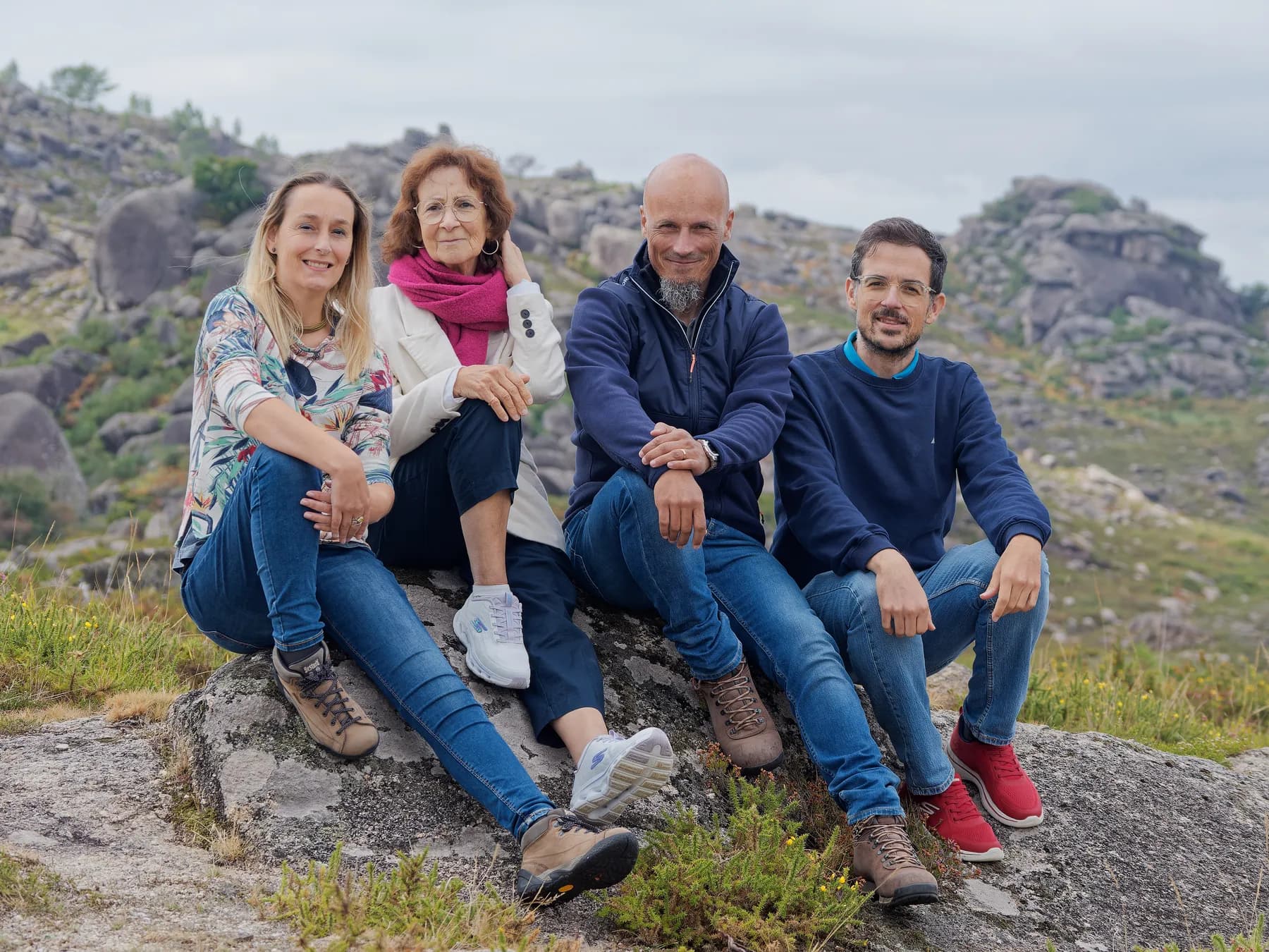 Os quatro palestrantes do Entre Nós: Ao Vivo — Gabriela Costa, Alice Silva, Filipe Pinheiro e Diogo Borges — juntos na serra.